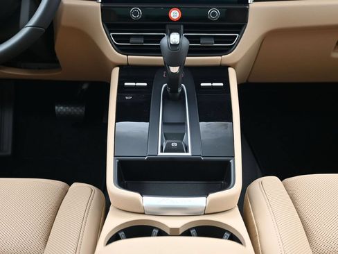 Certified 2026 Porsche Macan AWD/4WD image 10