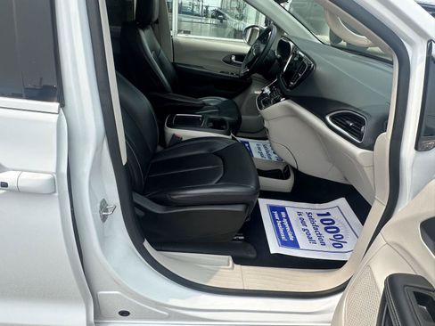 Used 2023 Chrysler Pacifica Touring-L FWD image 21