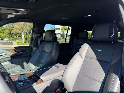 Used 2024 Cadillac Escalade ESV Luxury image 2