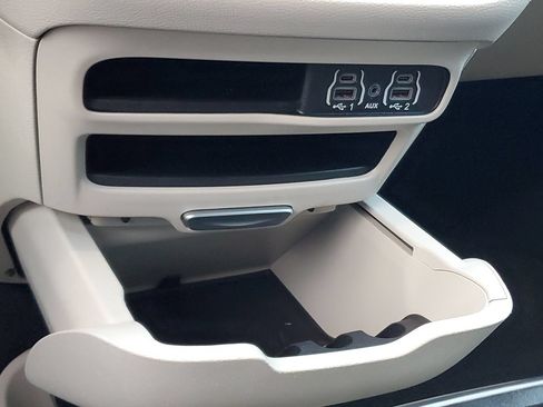 Used 2024 Chrysler Pacifica Touring-L FWD image 22