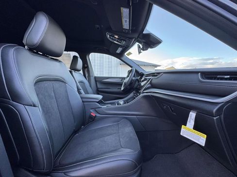 New 2025 Jeep Grand Cherokee L Altitude image 16