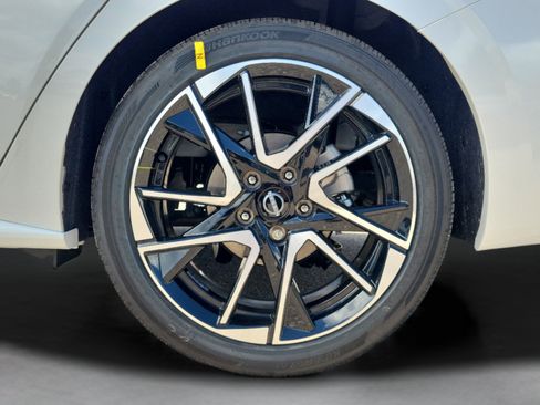 Used 2025 Nissan Sentra SR FWD image 35