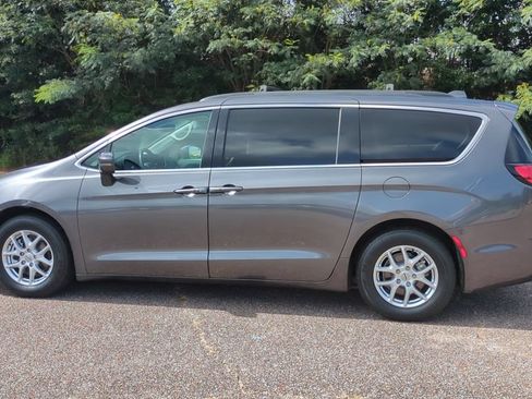 Used 2022 Chrysler Pacifica Touring-L FWD image 8