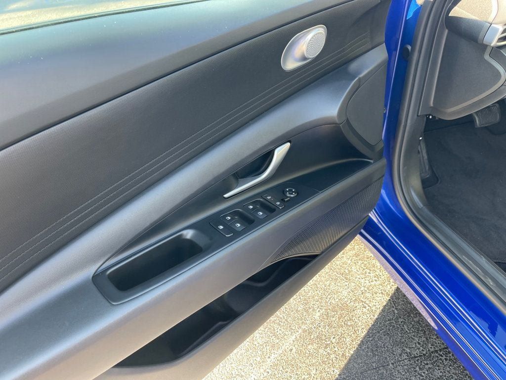 Used 2025 Hyundai Elantra SE FWD image 10
