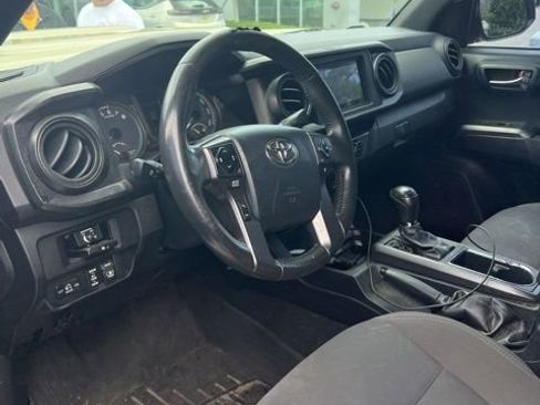 Used 2017 Toyota Tacoma TRD Sport image 4