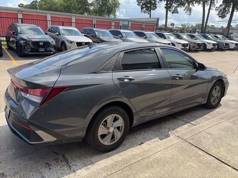Used 2025 Hyundai Elantra SE FWD image 3