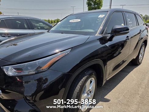 Used 2022 Toyota Highlander LE FWD image 4