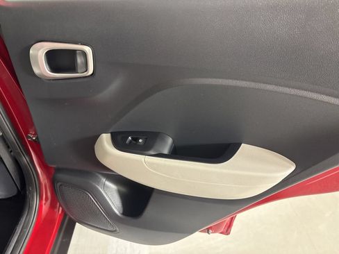 Used 2025 Hyundai Venue SEL FWD image 19