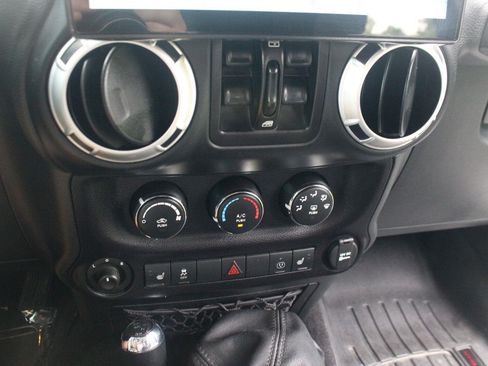 Used 2016 Jeep Wrangler Unlimited Rubicon w/ Connectivity Group AWD/4WD image 25