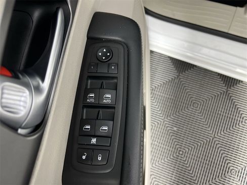 Used 2024 Chrysler Pacifica Touring-L image 15