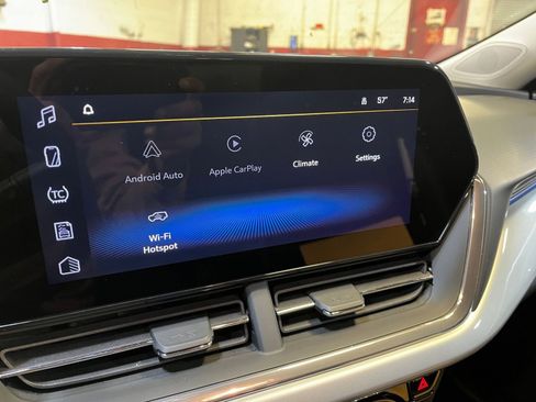 Used 2025 Chevrolet Trax LT image 21