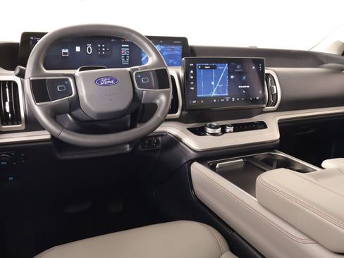 Used 2025 Ford Expedition Active AWD/4WD image 2