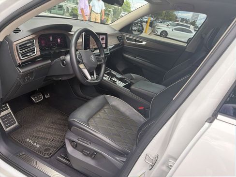 Used 2024 Volkswagen Atlas SEL Premium R-Line AWD/4WD image 3