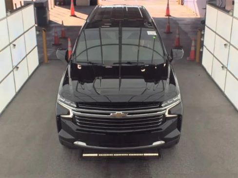 Used 2021 Chevrolet Suburban LT image 2