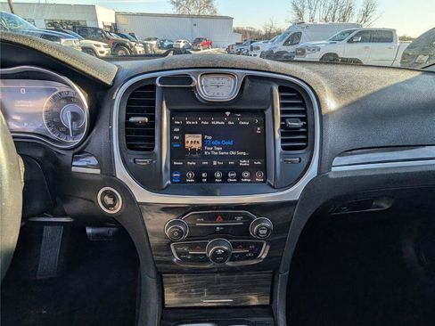 Used 2019 Chrysler 300 Touring image 16