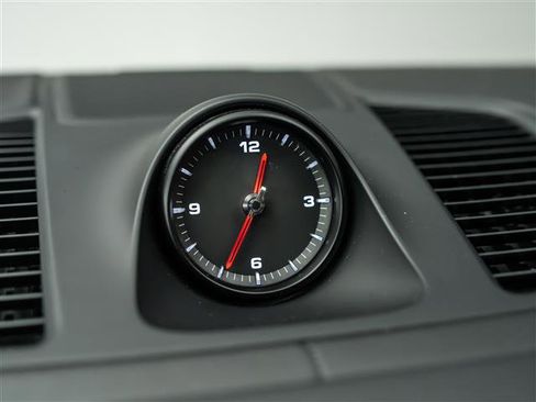 Used 2023 Porsche Cayenne Platinum Edition image 32