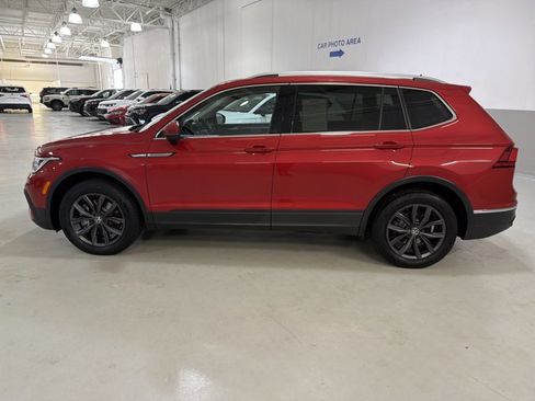 Certified 2023 Volkswagen Tiguan SE w/ Panoramic Sunroof Package FWD image 5