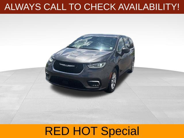 Used 2023 Chrysler Pacifica Touring-L FWD image 3
