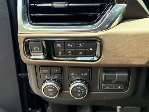 Used 2025 GMC Yukon Denali Ultimate w/ LPO, Floor Liner Package AWD/4WD image 38