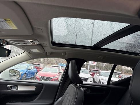 Used 2020 Volvo XC40 T5 Momentum image 12