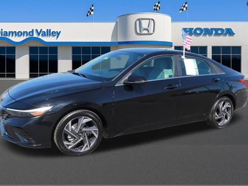 Used 2025 Hyundai Elantra Limited image 3