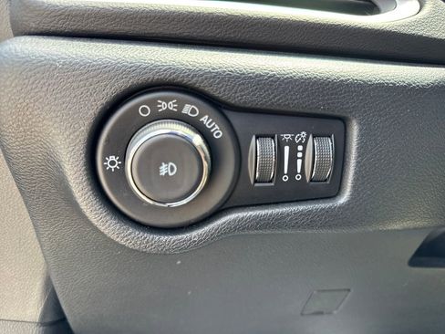 Used 2025 Chrysler Pacifica Select FWD image 23