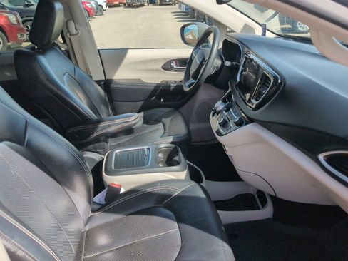 Used 2022 Chrysler Pacifica Touring-L image 19