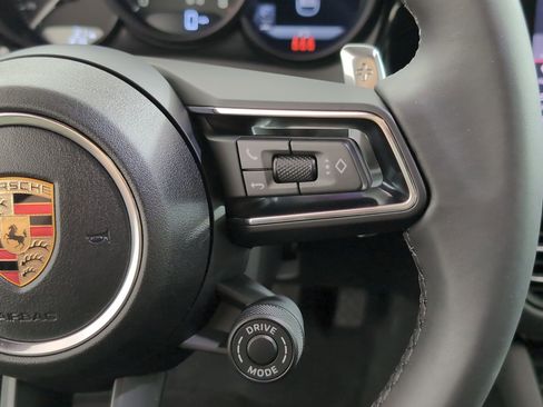 Certified 2025 Porsche Macan image 28