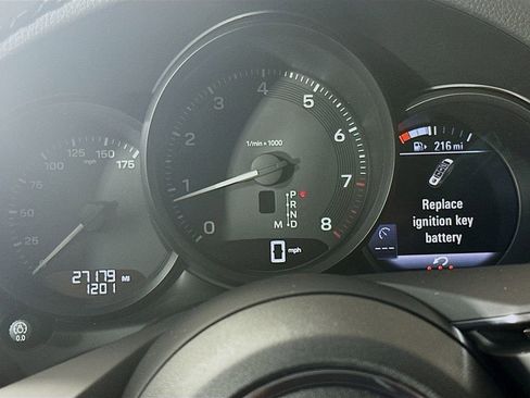 Certified 2023 Porsche Macan image 13