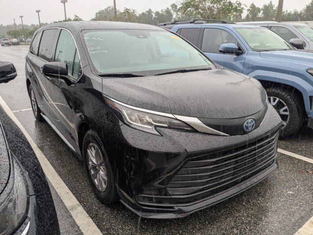 Certified 2022 Toyota Sienna LE FWD image 1