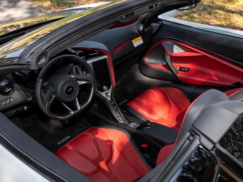 Used 2024 McLaren 750S Spider image 29