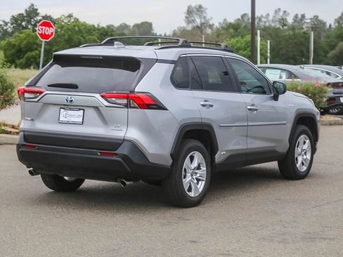 Used 2021 Toyota RAV4 LE image 5