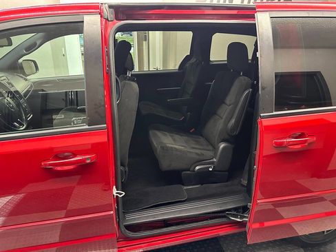 Used 2016 Dodge Grand Caravan SE image 17
