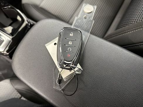 Used 2025 Chevrolet Trax LT w/ LT Convenience Package image 28