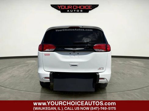 Used 2022 Chrysler Voyager LX FWD image 5