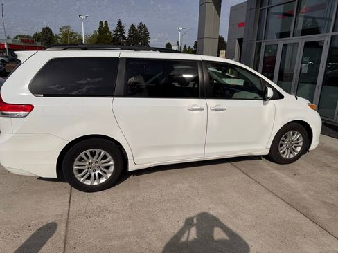 Used 2014 Toyota Sienna XLE FWD image 4