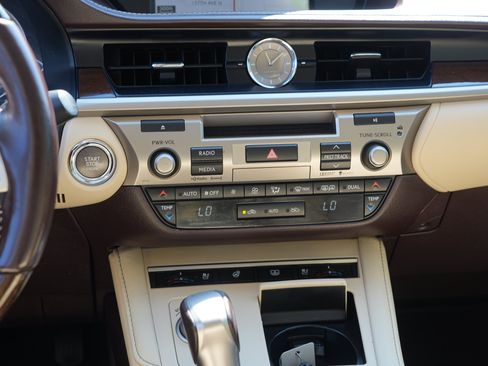 Used 2016 Lexus ES 350 w/ Luxury Package w/Wood Trim FWD image 25