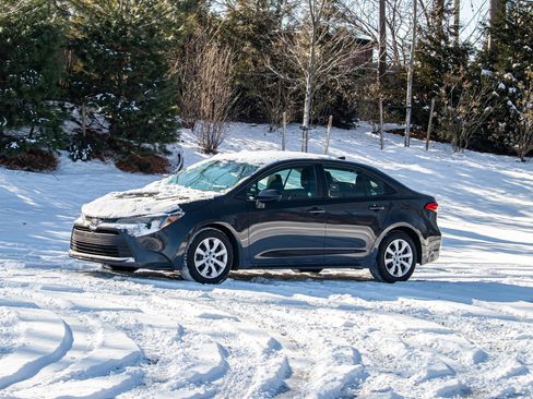 Used 2024 Toyota Corolla LE image 3