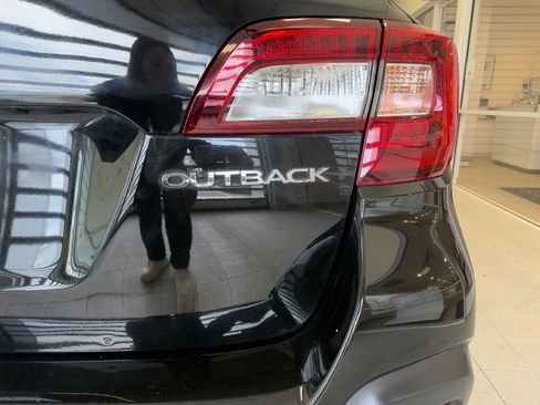 Used 2018 Subaru Outback 2.5i Limited image 7