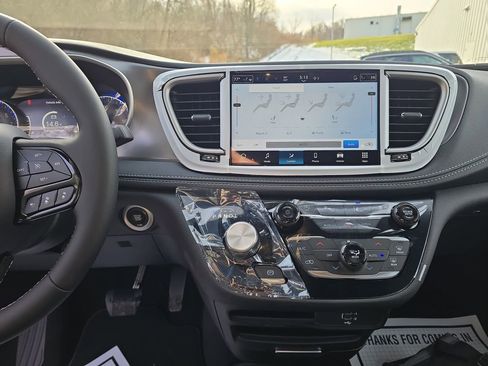 New 2026 Chrysler Pacifica Select w/ S Appearance Package image 19