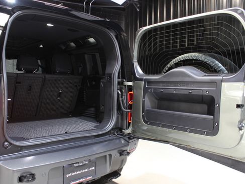 Used 2024 Land Rover Defender 110 SE image 69