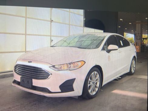 Used 2020 Ford Fusion SE image 1
