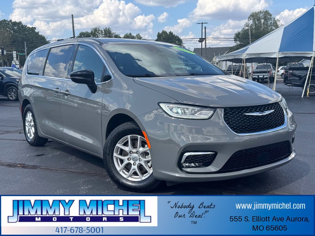 Used 2025 Chrysler Pacifica Select FWD image 1