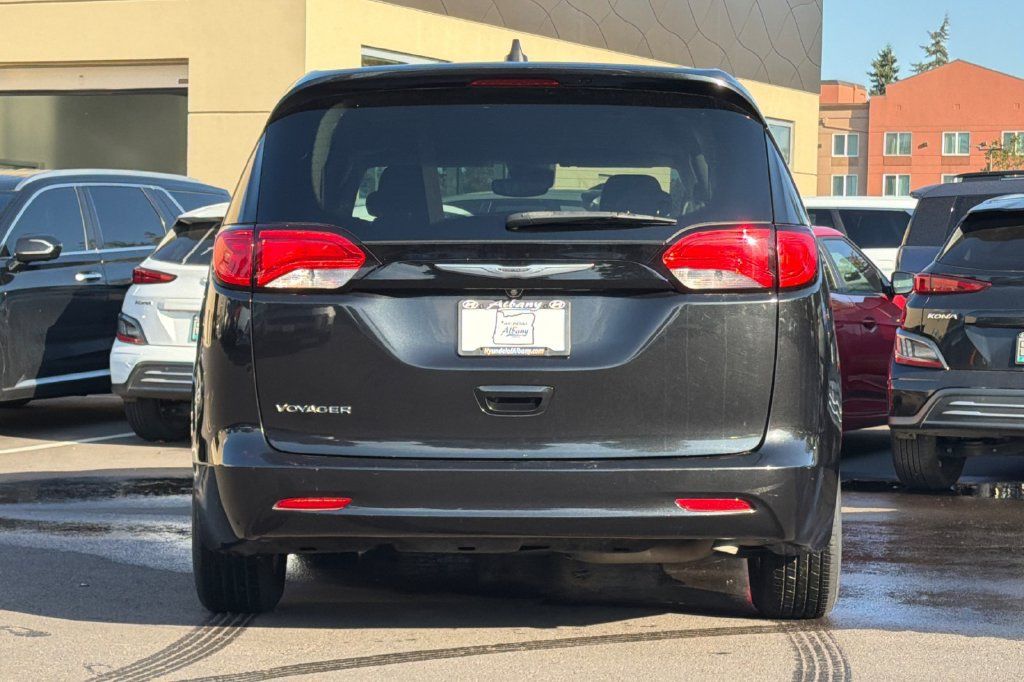 Used 2023 Chrysler Voyager LX FWD image 5