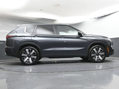 Used 2025 Mitsubishi Outlander AWD image 28
