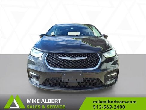 Used 2023 Chrysler Pacifica Touring-L FWD image 2