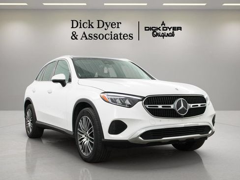 Used 2025 Mercedes-Benz GLC 300 image 3