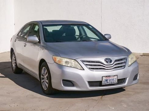 Used 2011 Toyota Camry LE image 3