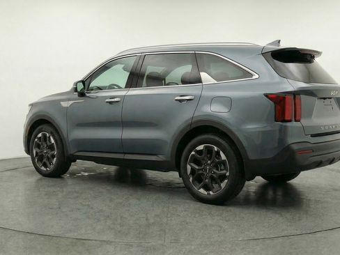 Used 2024 Kia Sorento S image 6