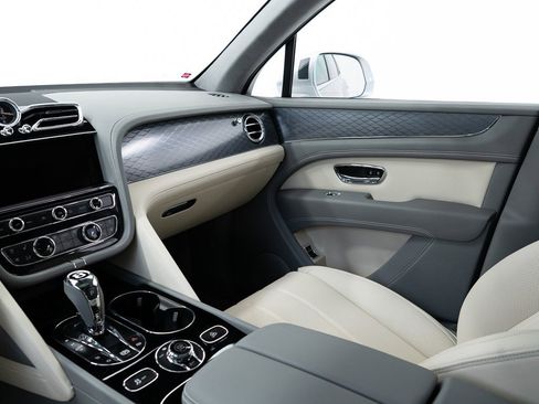New 2025 Bentley Bentayga V8 image 29